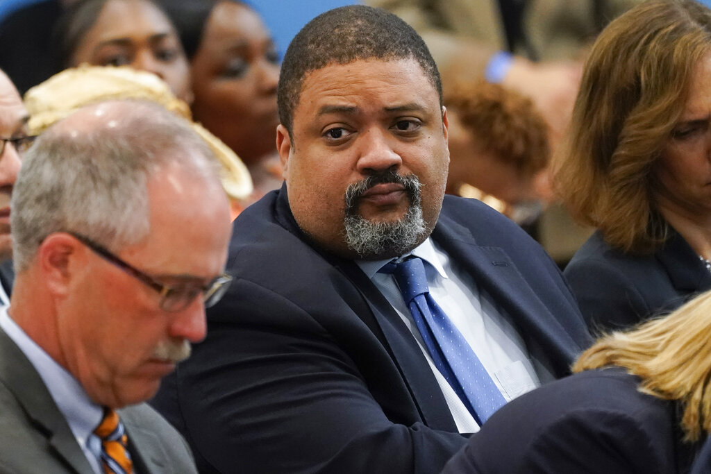 The Manhattan district attorney, Alvin Bragg, has been criticized for offering a plea deal to the perpetrator of an antisemitic attack at New York.