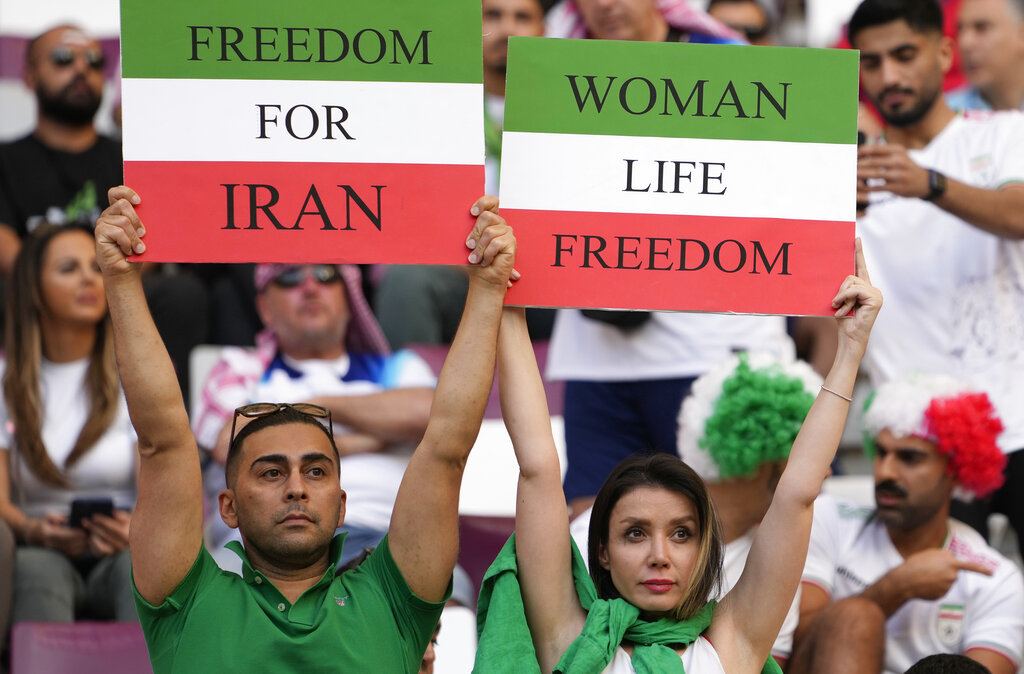 Penangkapan Koki Selebriti di Iran Menunjukkan Rezim di Ambang Kehancuran