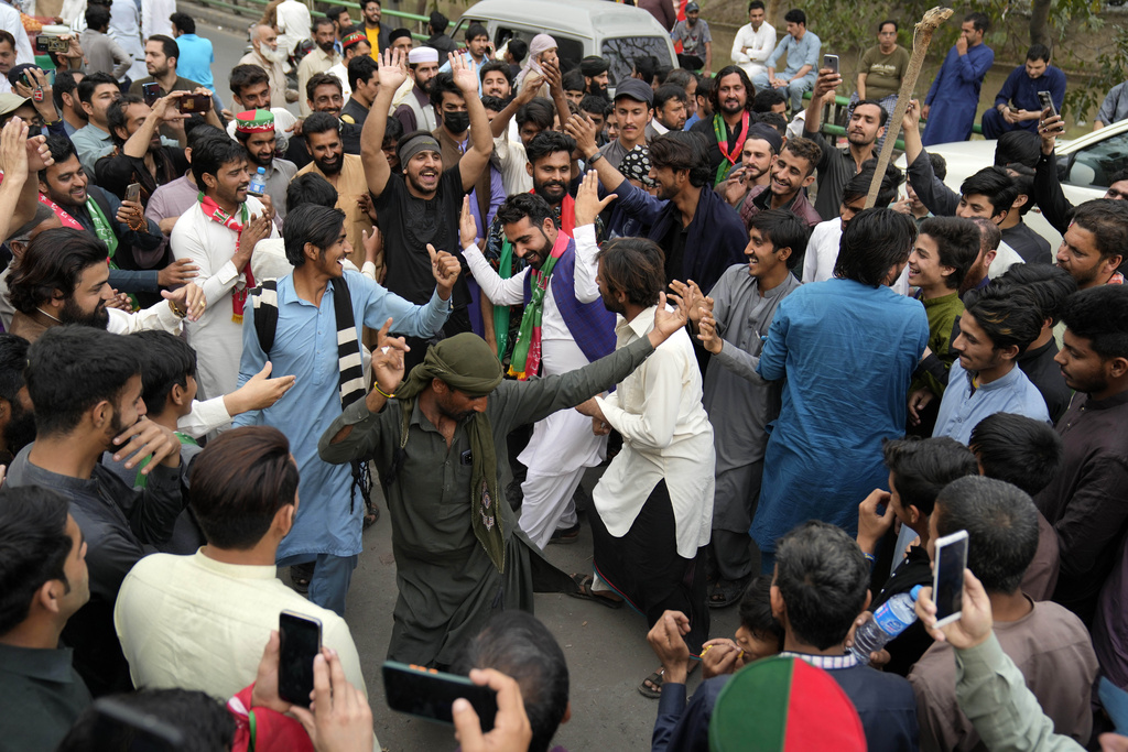 Pakistan Rrrrrrrrr Pakistan Teeters as Ex-Premier Plots Return | The New York Sun