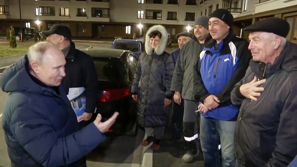 A Defiant Putin Pays a Visit to Occupied Mariupol in Ukraine A Defiant Putin Pays a Visit to Occupied Mariupol in Ukraine