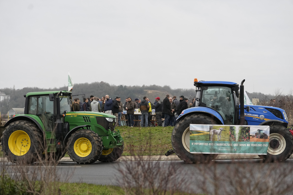 Protesting French Farmers, in Convoys of Tractors, Edge Closer to Paris