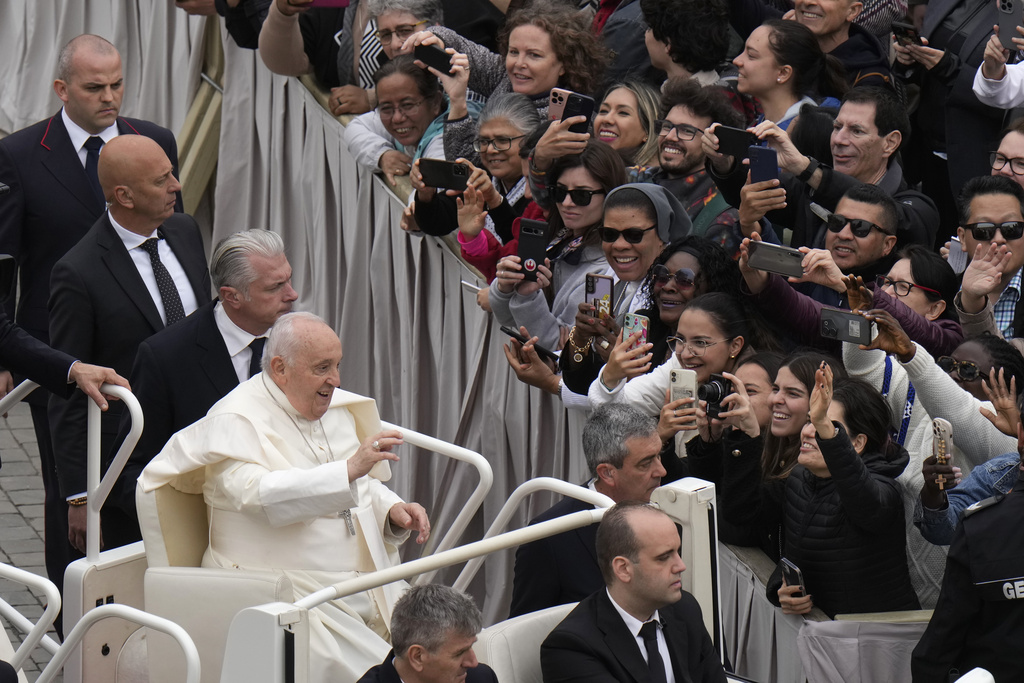 Pope Presides Over a Blustery Easter Sunday Mass at St. Peter's Square - Vimarsana News