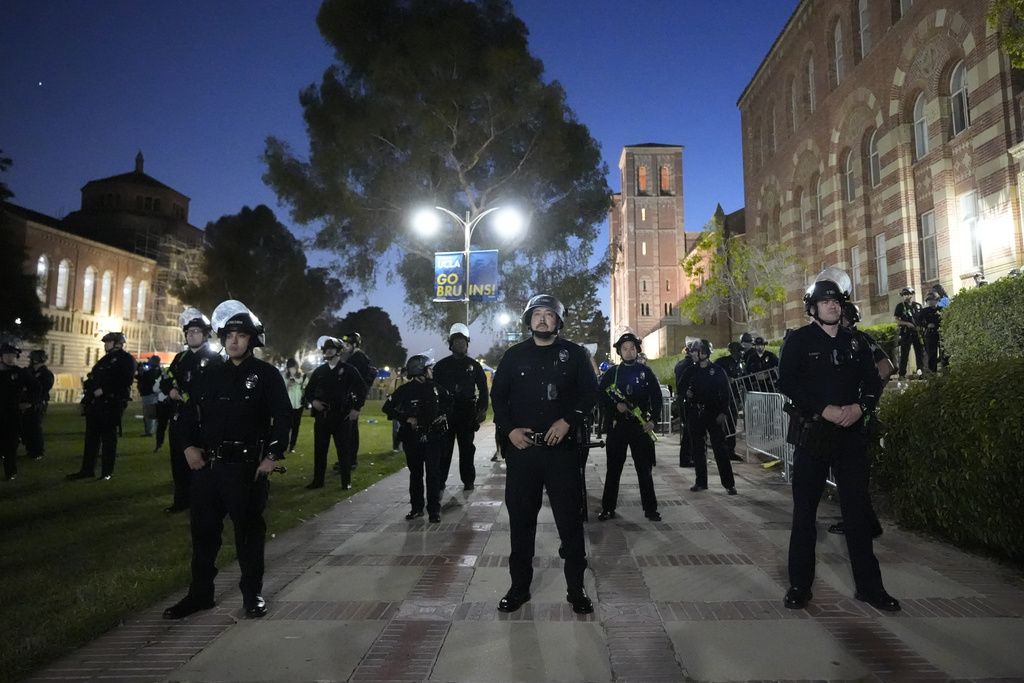 Police Move In, Begin Dismantling Defiant Anti-Israel Protesters ...