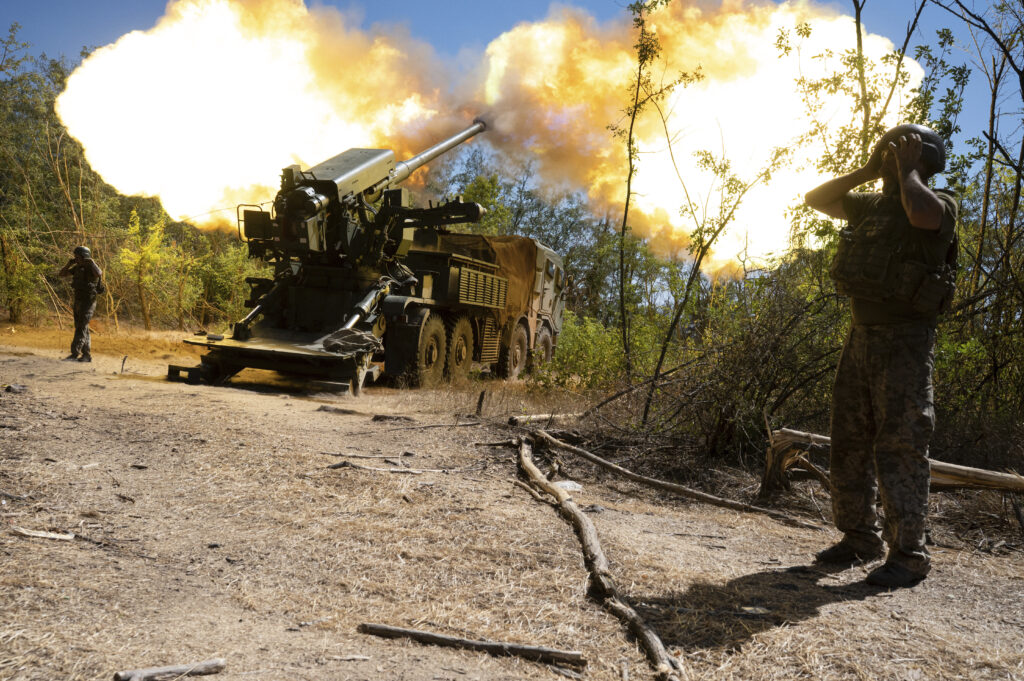 Ukrainian servicemen of the 44th artillery brigade fire a 2s22 Bohdana self-propelled howitzer towards Russian positions at the frontline in the Zaporizhzhia region, Ukraine, Wednesday, Aug. 20, 2025. (AP Photo/Danylo Antoniuk)