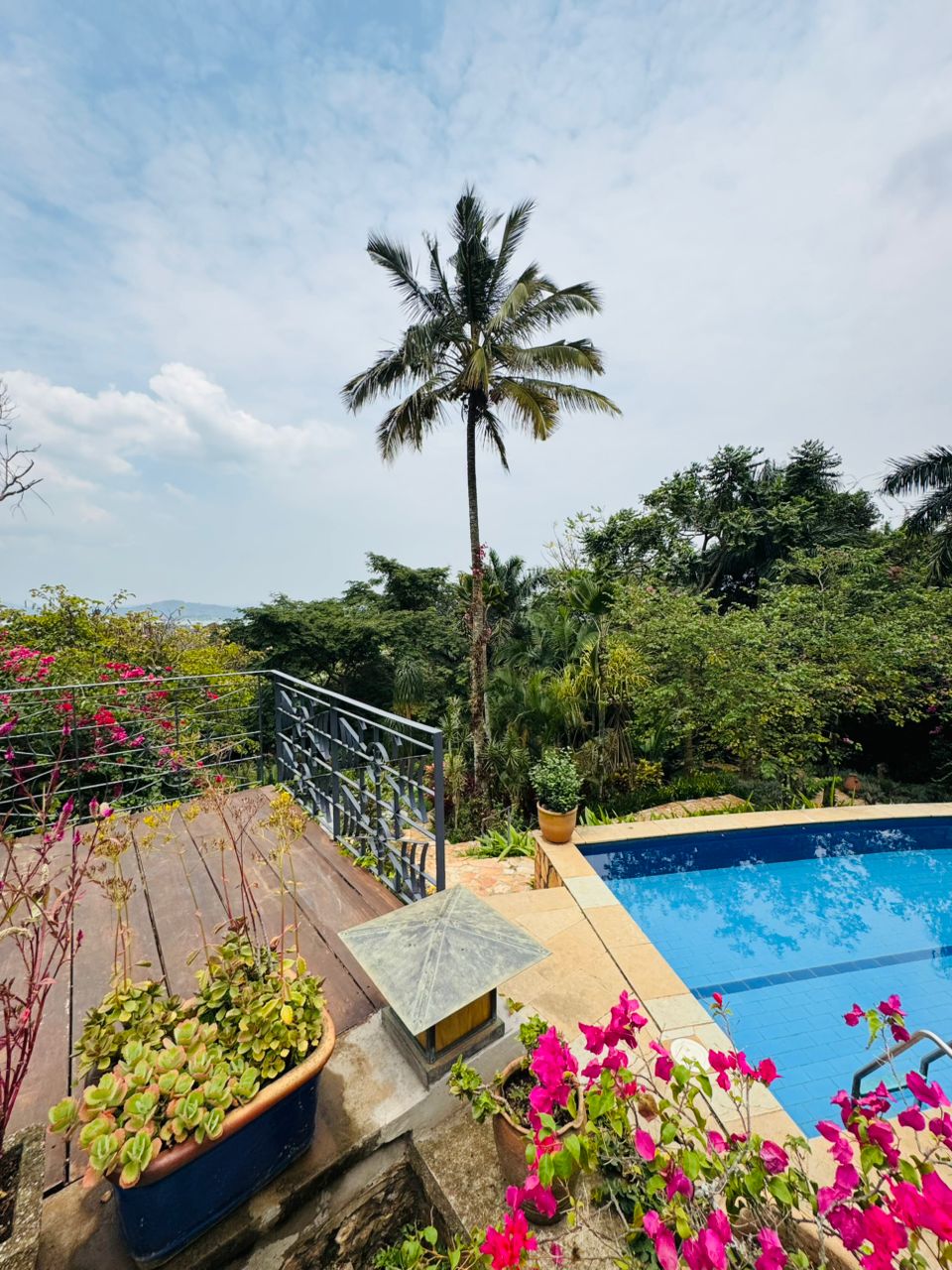 Luxurious and Surrounded by Armed Guards, Zohran Mamdani's Family Rental Is Steeped in Inequality