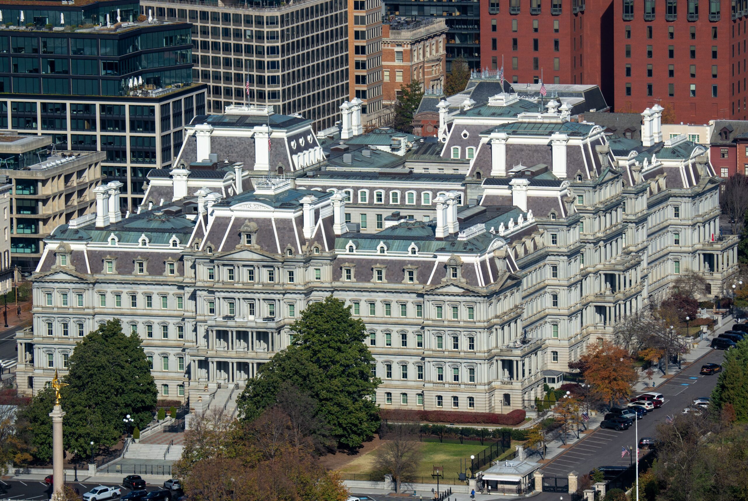 Trump, Touting His Prowess as Builder, Floats Plan To Paint Historic ...