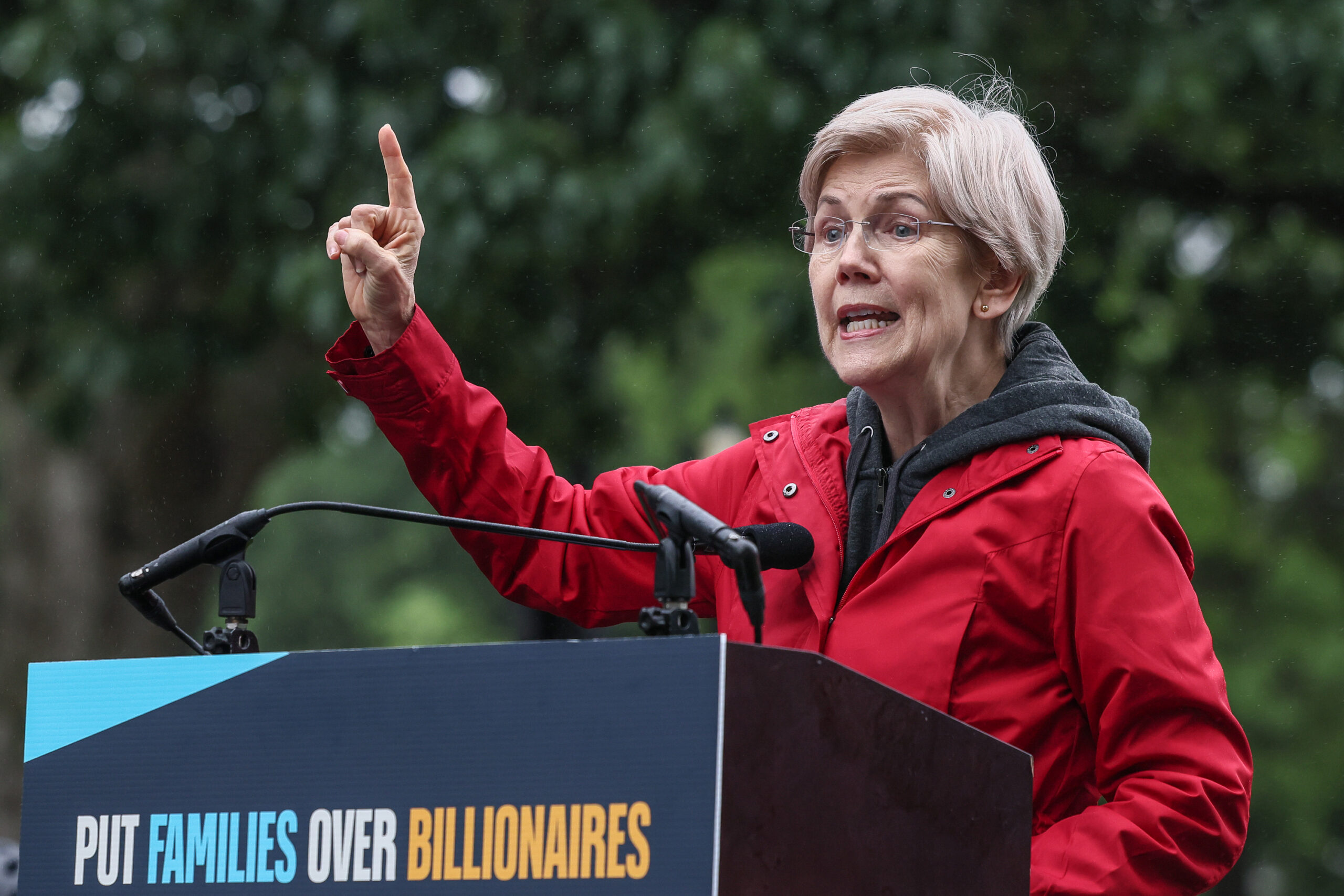 Trump Calls Longtime Foe Elizabeth Warren To Talk Housing, Credit Card Interest Rate Caps