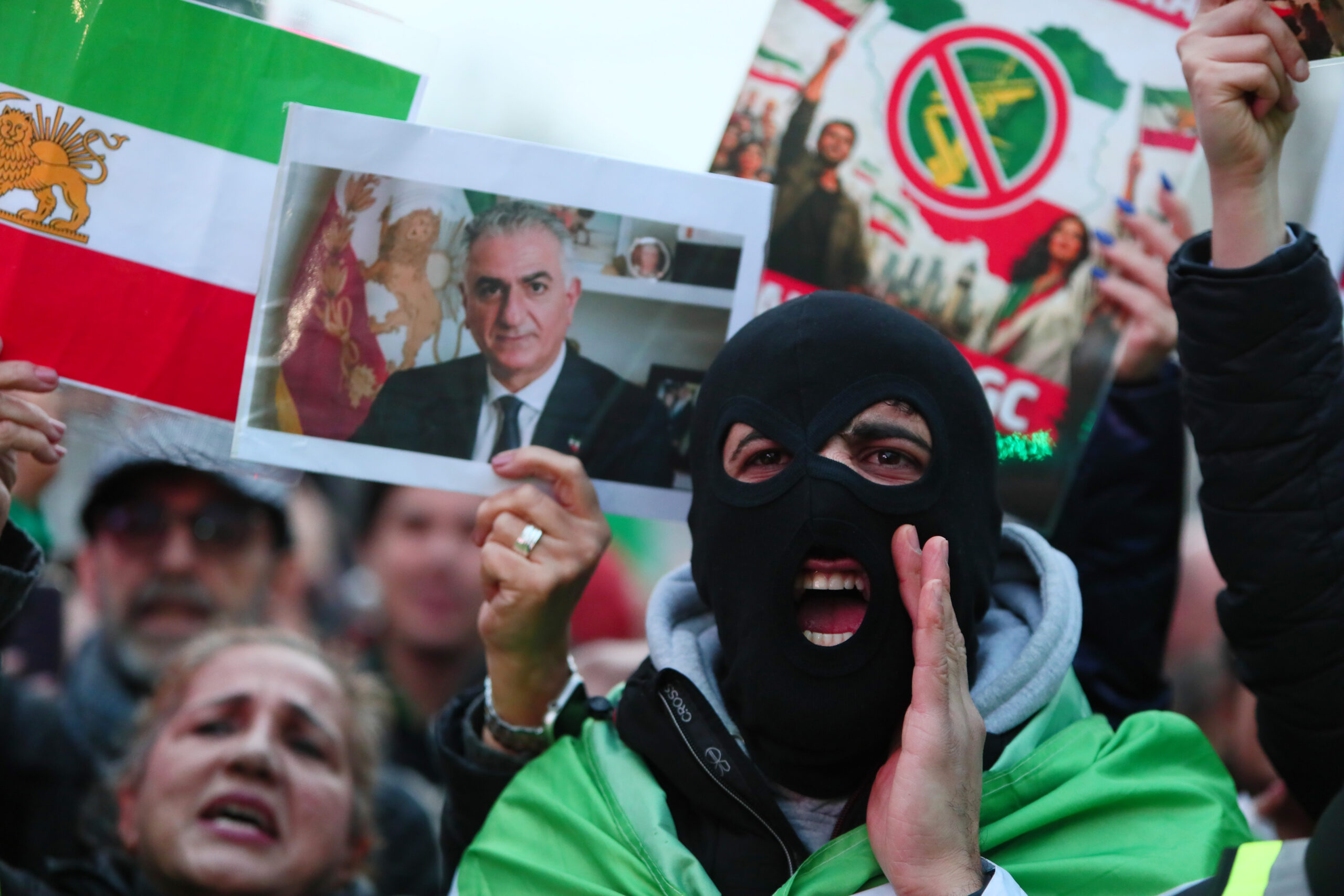 Hackers Force Former Shah’s Son Onto Iranian TV With One More Resistance Message as Regime Curbs Protests, Reopens Internet Access