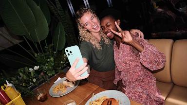 Phone-Free Dining Gains Ground as American Bars and Restaurants Restrict Screens