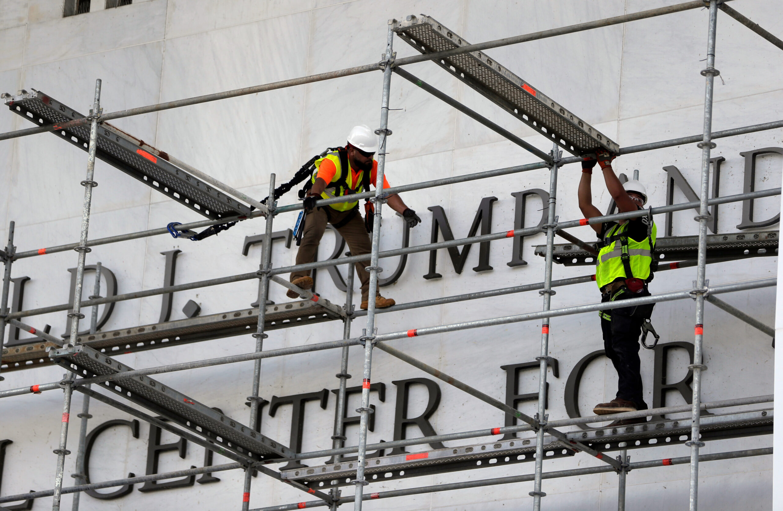 Trump’s Bid to Remake D.C. Monuments Runs Into Lawsuits, Algae, and Courtroom Defeats